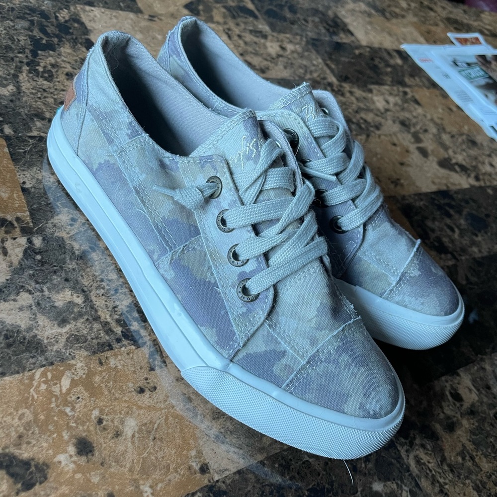 Blowfish canvas Camo sneakers. Size 8
